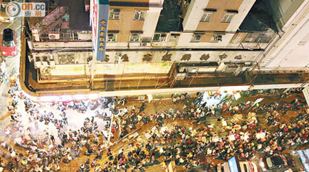 桂林街兩旁擺滿小食攤檔，吸引數百名前來「搵食」的市民。