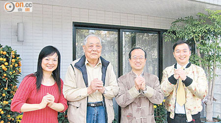 陳鑑林（右二）與太太、外父及兒子陳俊傑，三代同堂向本報讀者拜年。（郭曉樂攝）