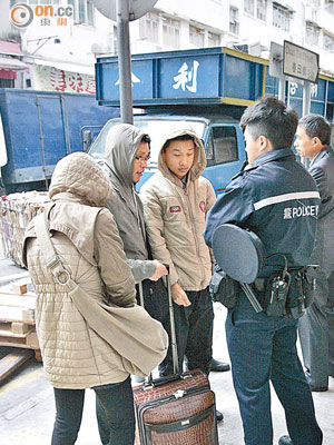 內地團友疑因購物問題鬧糾紛，警員到場調查。（蘇仲賢攝）