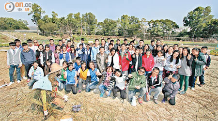 一班中學生到塱原濕地參加稻草人設計比賽，創作反傳統的稻草人。