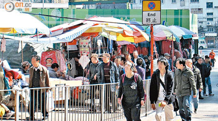 觀塘仁愛圍有持牌小販阻街，不少行人需走出馬路。