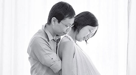 黃麗瑩與丈夫的幸福合照。（互聯網圖片）