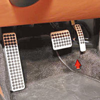 涉事車款的油門腳踏（箭嘴示）支架被指使用冒牌塑膠材料。（互聯網圖片）