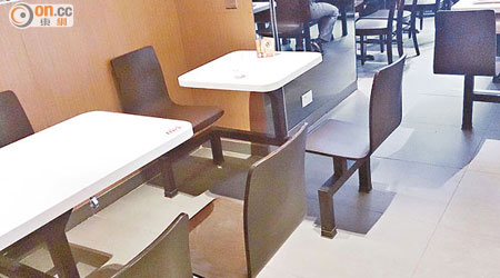 有快餐店設有固定座位，令輪椅人士無法入座。