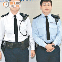 警署警長陳連生（左）及警員張偉豪在火海中英勇救人。（吳欽旺攝）