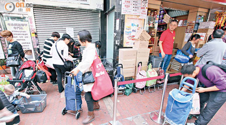 新春期間內地訪港購物團增加，佔總數近七成。（資料圖片）