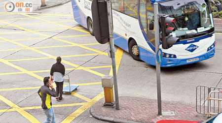 車禍現場有不少途人亂過馬路。