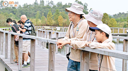 喜愛大自然，令黎氏一家成為濕地公園義工，推廣保育工作。