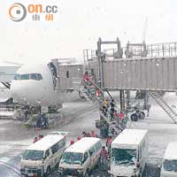 成田機場大雪紛飛，航班延誤，機場慘變孤島。