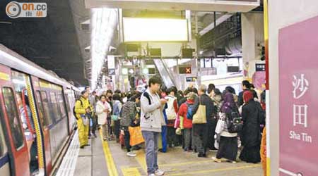 沙田<BR>有乘客稱列車在沙田站停車，等候十多分鐘才開車。（許錦雄攝）