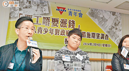 李炳輝（左）指，低收入青少年「寧要份工，不要派錢」。（蕭毅攝）