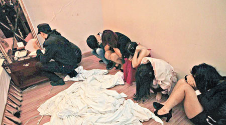 東莞掃黃行動中，多名涉賣淫女子被警方當場抓獲。（互聯網圖片）