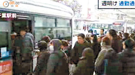 JR千葉站昨擠滿了排隊搭巴士的民眾。