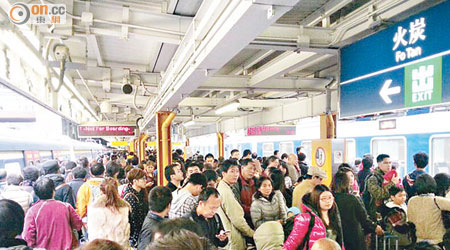 港鐵東鐵線前日出現故障令服務延誤近四小時，火炭站內逼滿乘客。