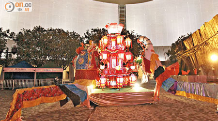 文化中心情人節正日將舉行元宵綵燈會，全場亮點是高三米的六角形巨型麒麟竹紮綵燈。（高嘉業攝）