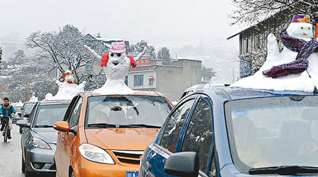 多輛「雪人」私家車在龍泉山道路穿梭。（互聯網圖片）