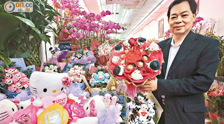 本港市道<BR>賴榮春說今年特意將卡通公仔配上玫瑰花形閃燈，吸引年輕人購買。（霍力誥攝）