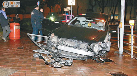 肇事平治房車車身嚴重損毀。（麥少峰攝）