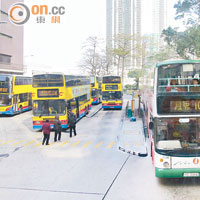 總站泊滿巴士後，市民需在馬路中心登車。