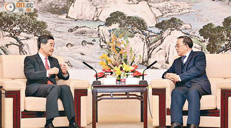 梁振英（左）與胡春華昨於廣州會面，談及港深機場合作。