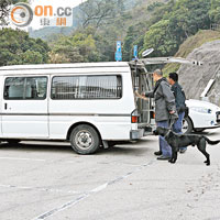 警犬到場協助搜索。