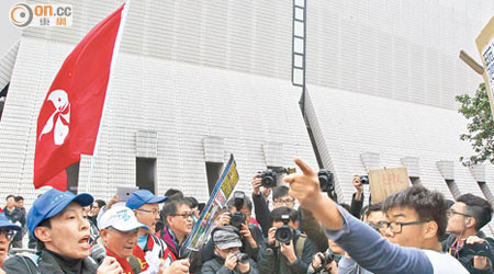 保衞香港運動成員與「驅蝗行動」成員在尖沙咀鐘樓下發生衝突，互相以粗口辱罵。（伍鎮業攝）