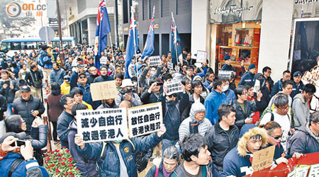 「驅蝗行動」成員在廣東道遊行，沿途高呼不要個人遊的口號。