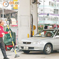 部分油站有職員用長木棍放置汽車前面，防止司機未付款就駕車離開。