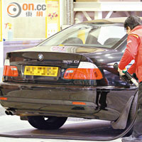 私家車油缸設於車尾處，入油期間司機不用落車。