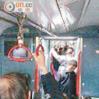 在事故期間有列車斷電斷冷氣，車廂漆黑一片。（讀者提供）