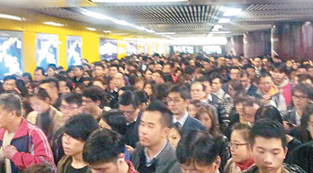 港鐵金鐘站亦一度擠滿人潮。（互聯網圖片）