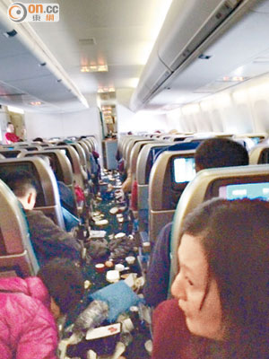 國泰客機遇上氣流後，機艙內一片凌亂，有機組人員及乘客受傷。（讀者提供）