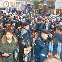 有反對個人遊人士曾向內地旅客指罵，內地官媒批評有關示威行動抹黑香港整體形象。（資料圖片）