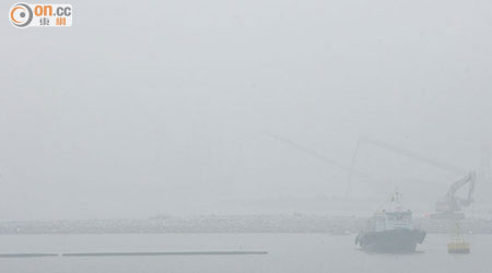海天客運碼頭對出海域大霧籠罩，兩船在附近相撞。（梁卓明攝）