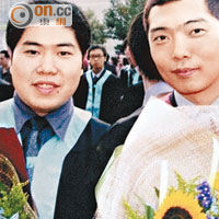 蕭志文（左）生前和兄長蕭志強（右）關係緊密，圖為他們大專畢業的合照。（蕭志強提供）
