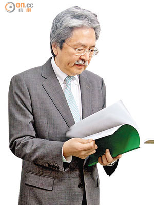 曾俊華於網誌中上載相片，披露新一份預算案的封面為綠色。