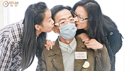 蕭國恩終可靠自己呼吸新鮮空氣，獲太太及女兒吻賀。
