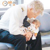 一名外籍機師抱同嬰兒送院。