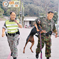 兩名警員入村將狗隻抱離險境。