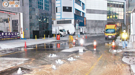 創業街爆水管路面出現多個小噴泉。（賴南秋攝）
