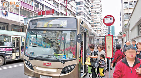 24號線車隊主要由單層巴士組成，有乘客要求改以雙層巴士行走。