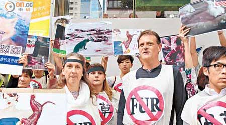 有關注動物權益人士發起「討厭皮草行動」，抗議本港舉辦皮草展覽。