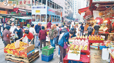 北角春秧街店舖阻街問題嚴重，街坊不滿部門執法欠成效。