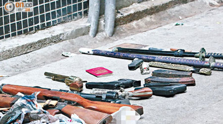 警方檢獲的「軍火」包括長刀、模型長槍、短槍、假手榴彈及一本死人護照。 