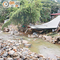當年<br>洪水退後，依然有不少大石頭沖積河道，整條村變得滿目瘡痍。