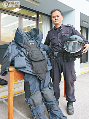 爆炸品處理課人員拆彈時往往需要身穿防爆炸衣服作全面保護。