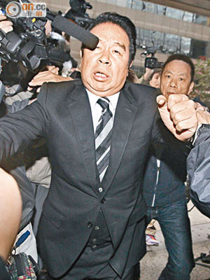 楊家誠到庭時被記者包圍，更遭攝影機「襲擊」。
