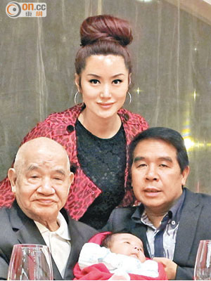 一一年楊家誠（右）的女兒出生不久，與父親（左）及妻子（中）在深圳聚會。