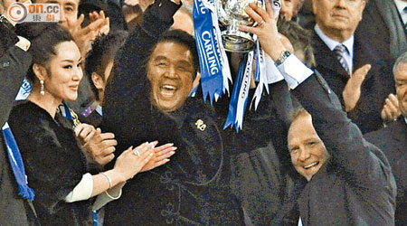 楊家誠入主伯明翰後，球隊於一一年贏得英格蘭聯賽盃，當天更是楊的生日。