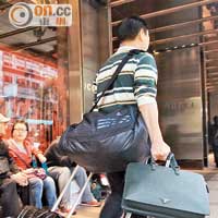 內地官媒建議香港應借鑑台灣每日制訂配額做法，以調控個人遊客量。